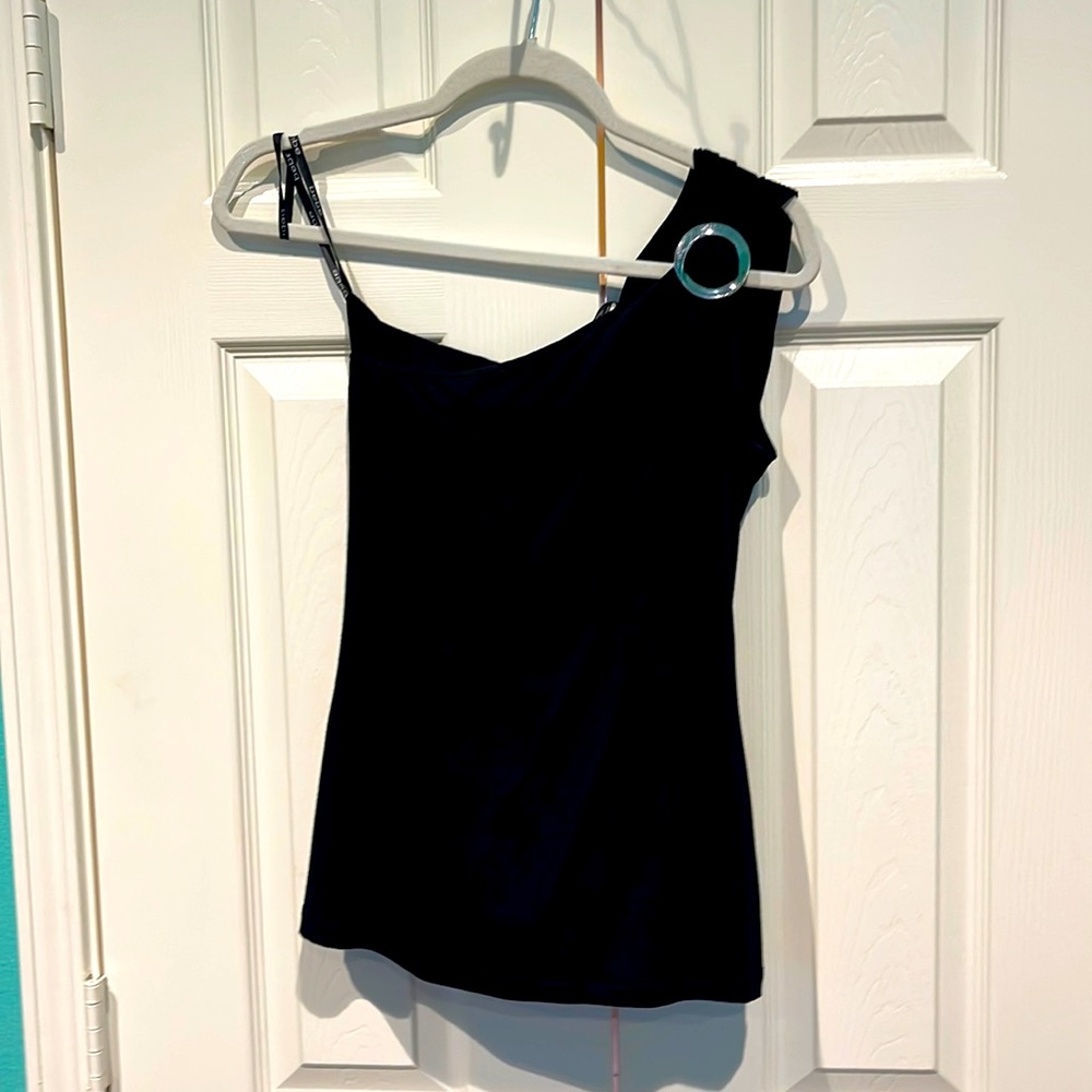 2B BEBE ONE SHOULDER BLACK FITTED TOP